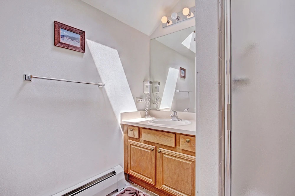 Ideal Locale Steps To Mountain & Main St- 1br+loft, Sleeps 6 1 Bedroom Condo by RedAwning