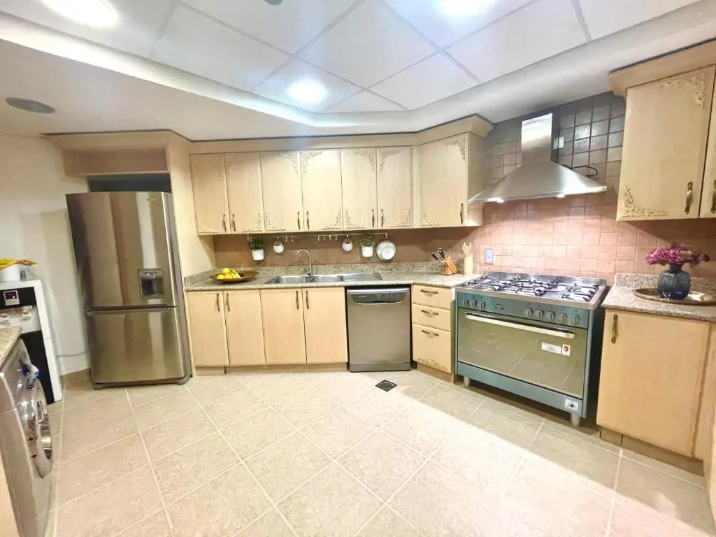 Luxury, Spacious, Beachfront, 3BD Apartment with private beach access!