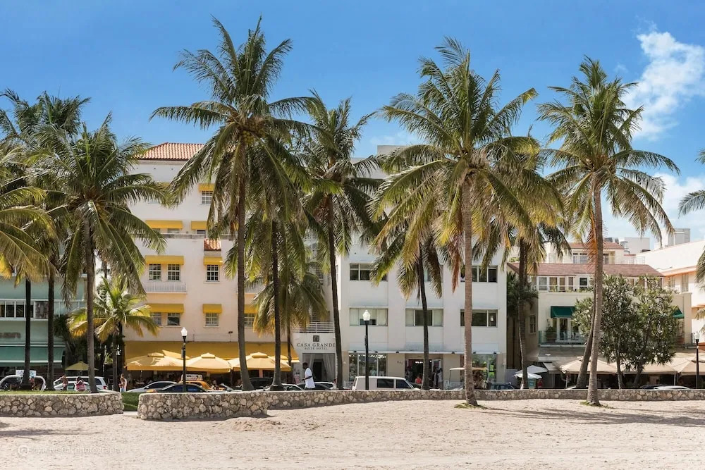 3 Room Beachfront Art Deco 4 Queen 6 Single Beds