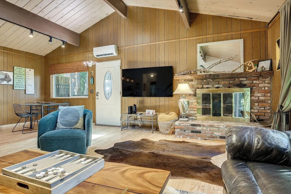 Overlooking Lake Gregory! Crestline Family Cabin