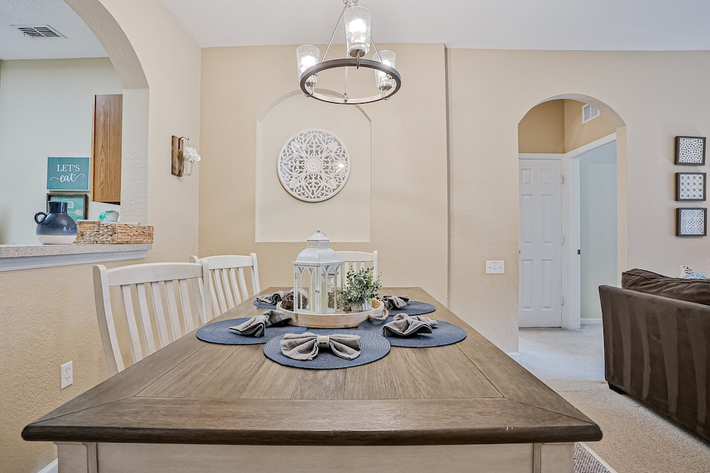 Friendly Condo With Pool and hot tub Access, Wifi, Central AC, and Private W/D