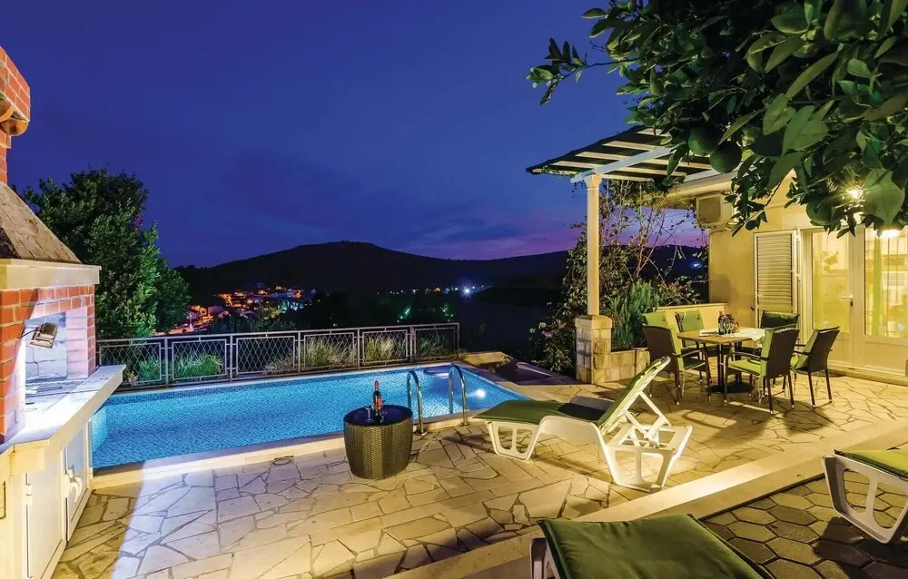 Amazing Home in Srebreno With Wifi and 4 Bedrooms