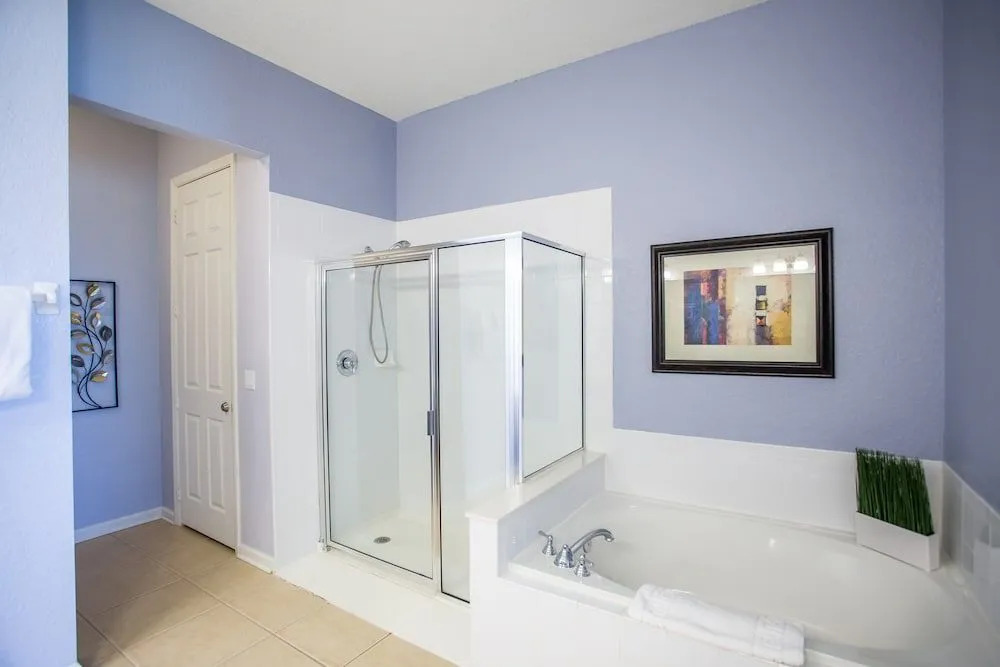 Altavista Lakeview 3 Bedroom Condo by RedAwning