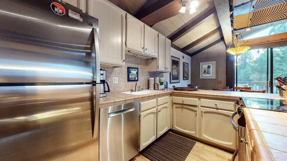 Villa de los Pinos 16 Rustic, Pet-Friendly with Gorgeous Mountain Views by RedAwning