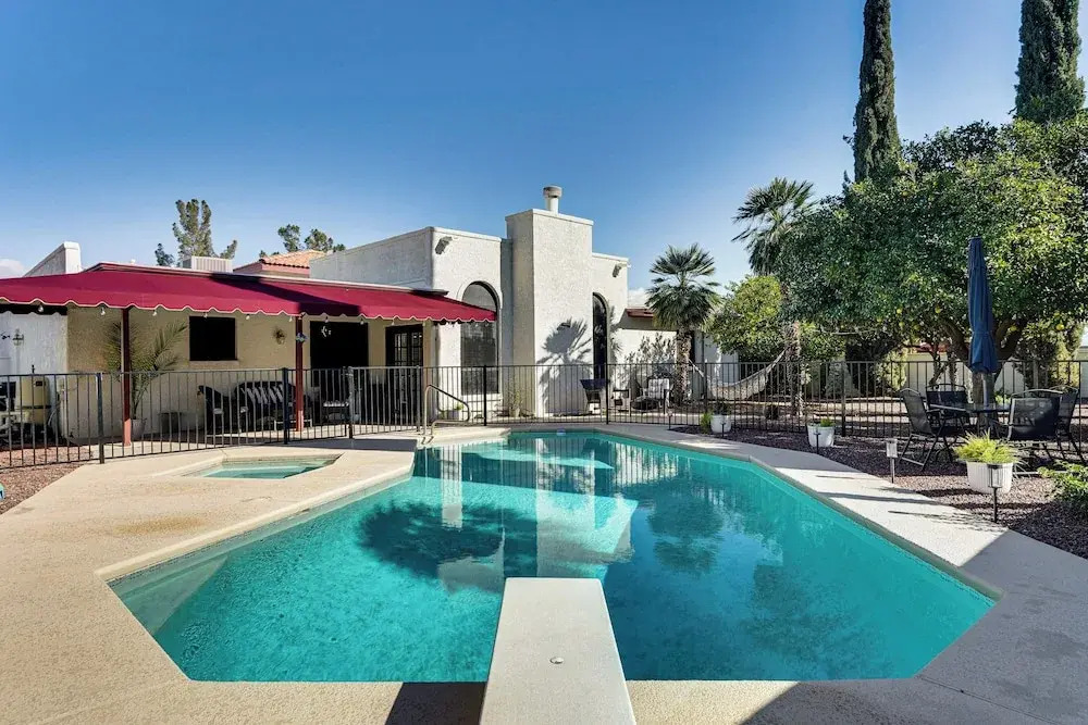 7 Mi to Sabino Canyon: Poolside Oasis w/ Mtn Views