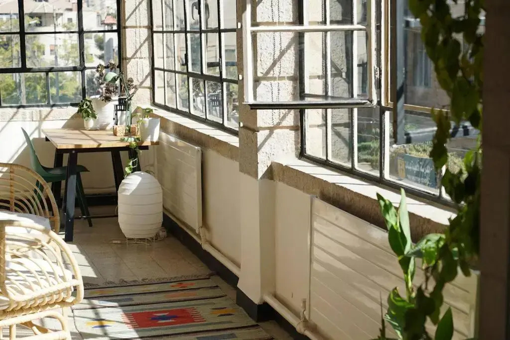 Inspiring 3Bed Unit with Sunny Balcony & Fireplace