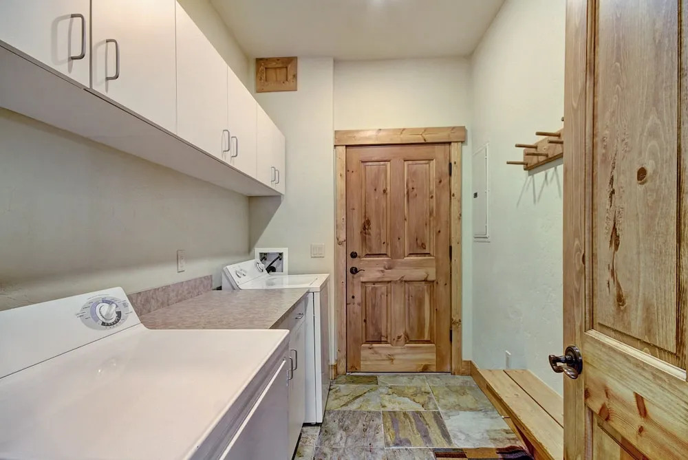 Cosmopolitan Decor + Spacious 3br In Downtown Breck Sleeps 8 3 Bedroom Townhouse by RedAwning