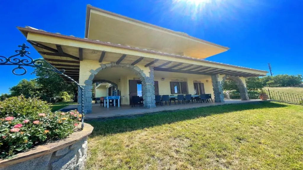 Lake View Luxury Villa and Pool