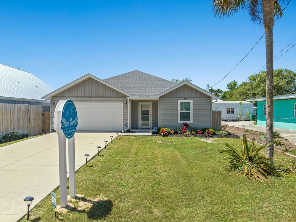 Family Friendly! 3bd, 2BA Home! Close to Beach! HOT Tub!