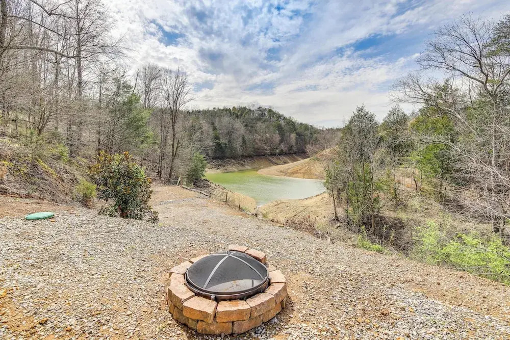 Waterfront Dandridge Cabin, 24 Mi to Pigeon Forge!