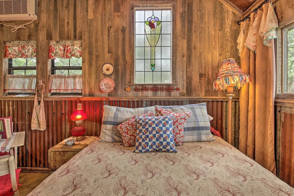 Snuggle Inn' Wimberley Cabin w/Fire Pit+Deck
