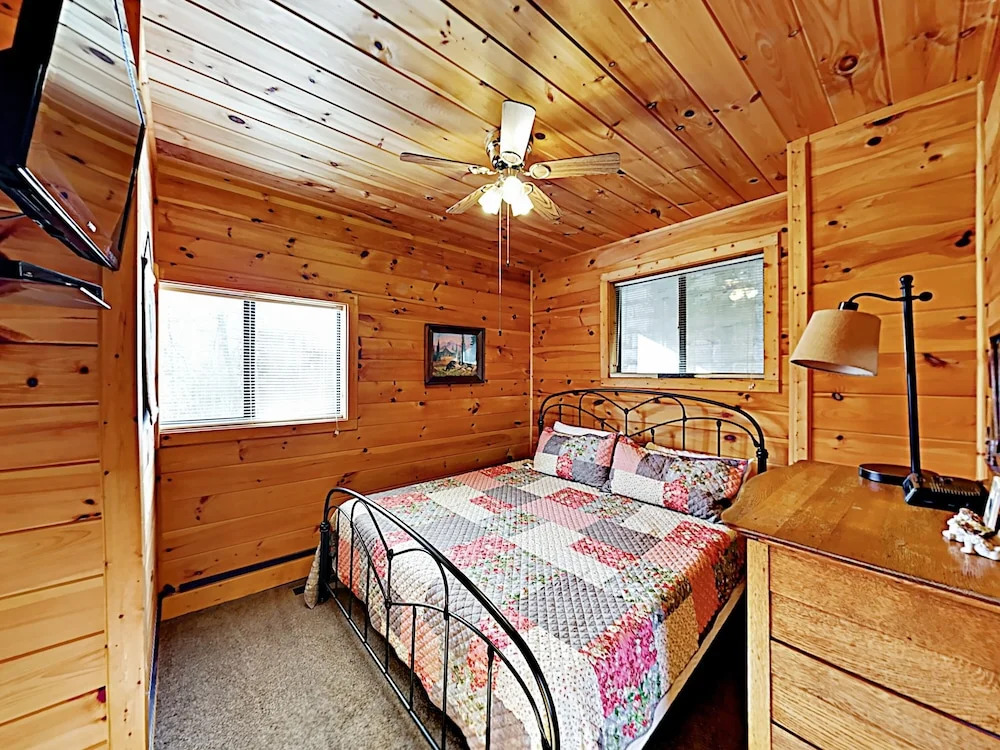 Chalet W/ Epic Mountain Views & Hot Tub 3 Bedroom Cabin