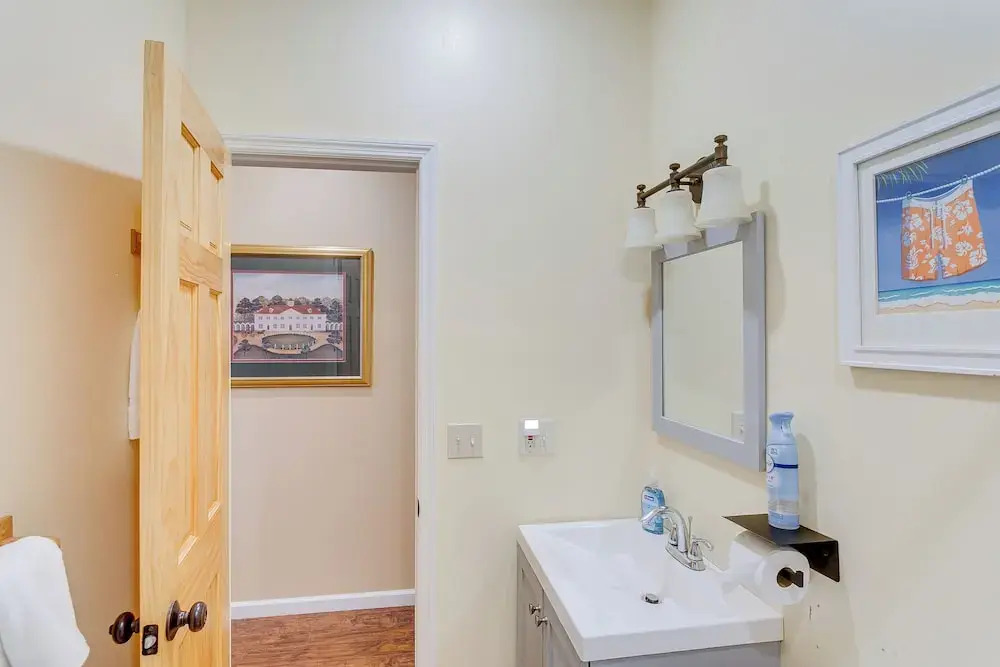 Charming Darien Hideaway w/ Porch, Near Downtown!
