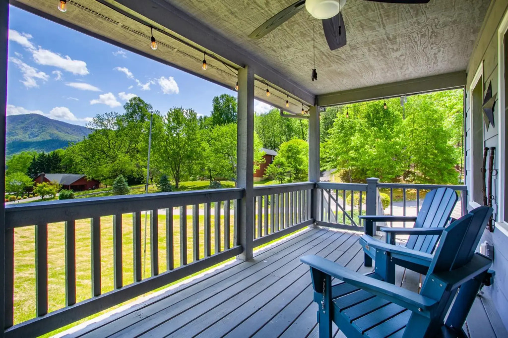 Ole Smoky BnB - Game Room, Hot Tub, Mtn Views!