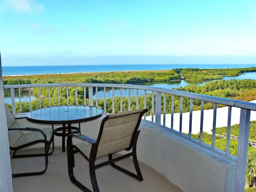 Beachfront Condo With Pool and Dazzling Ocean View