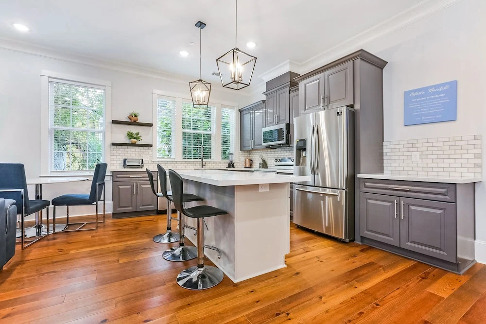 Spacious 5 BR Retreat with Pool - Near It All