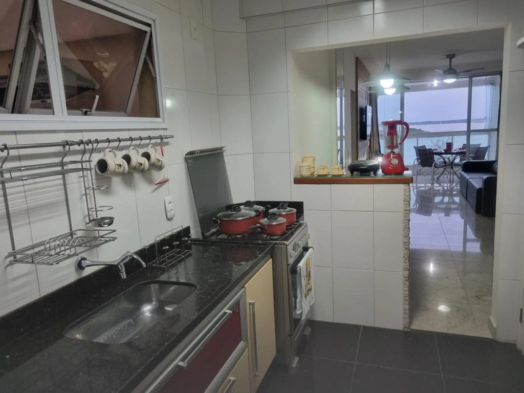 Apartamento Frente para o Mar - Varandão com Blindex - Vista Total para o Mar - 1 Suite e mais 2 Quartos-Ar Condicionado - 2 Vagas - BEIRA MAR - 70 metros da Praia do Morro e Praia da Cerca -WI-FI -TV -DISNEY PLUS-STARMAX-NETFLIX -HBO MAX