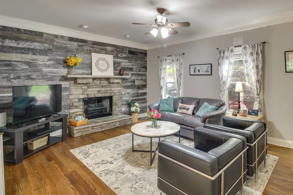 'serene Shores' Lakefront House w/ Dock!