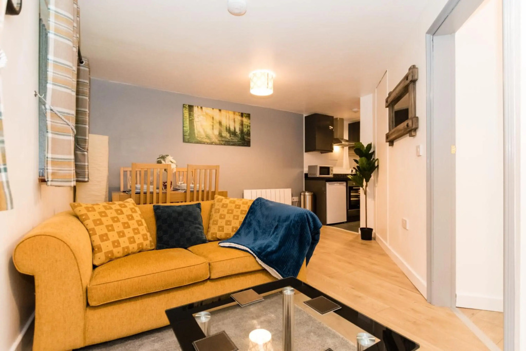 1 Bedroom Newton Apartment Wigan, A Walk to Albert Infirmary, Free Private Parking, Free WiFi