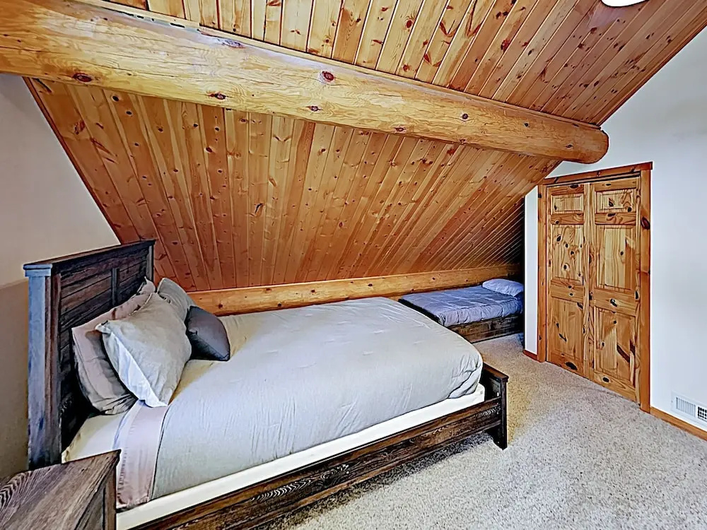 New Listing! Charming Woodland , Near Hiking 3 Bedroom Cabin