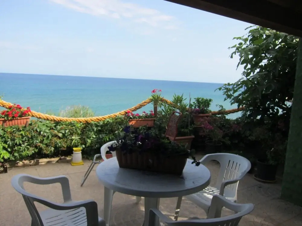Detached Seafront Villa With Private Access To The Beach
