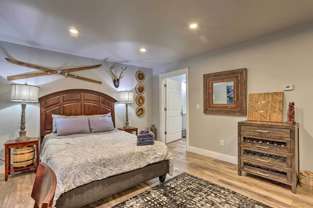 Rustic Anchorage Hideaway: Walk to Coastal Trail!