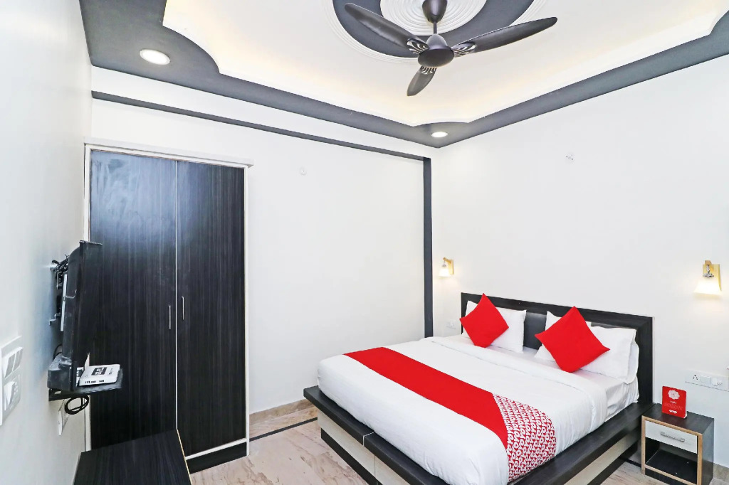 OYO 29423 03 Townhouse Inn