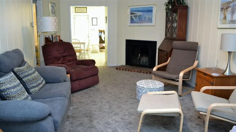 425 Beach Dr