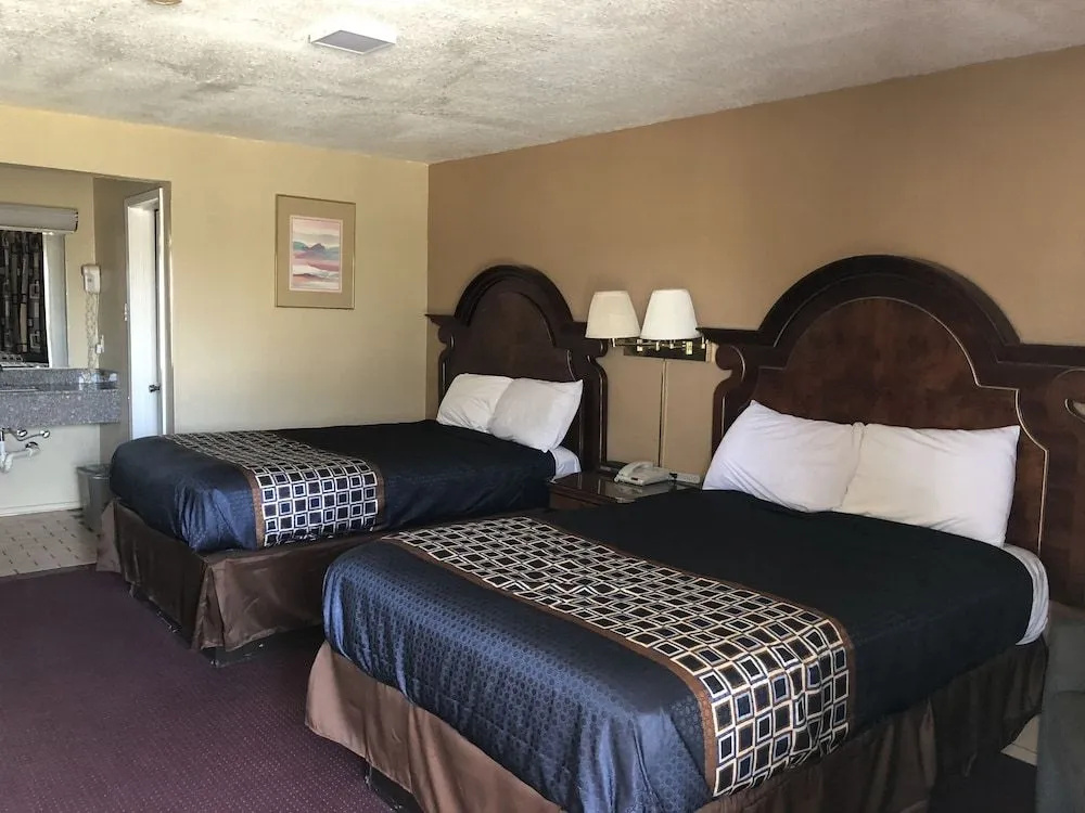 Villa West Inn