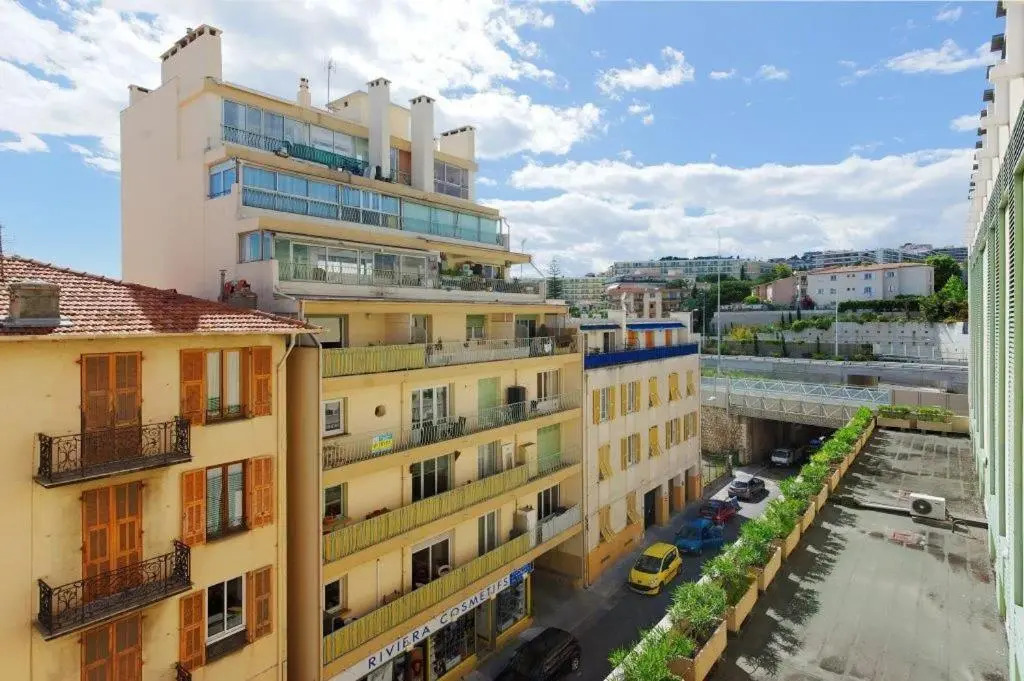 9 Avenue De Carras