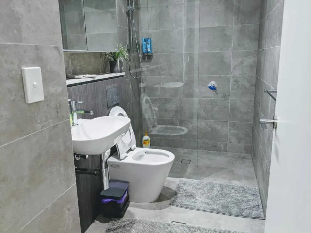Elegant 3-bed 2-bath, balcony, with pool included, NO PARTIES