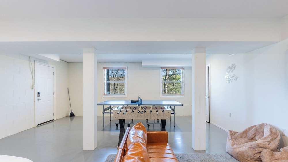 Dudley II by Avantstay Game Room + Enclosed Deck w/ Hot Tub & Views Cozy