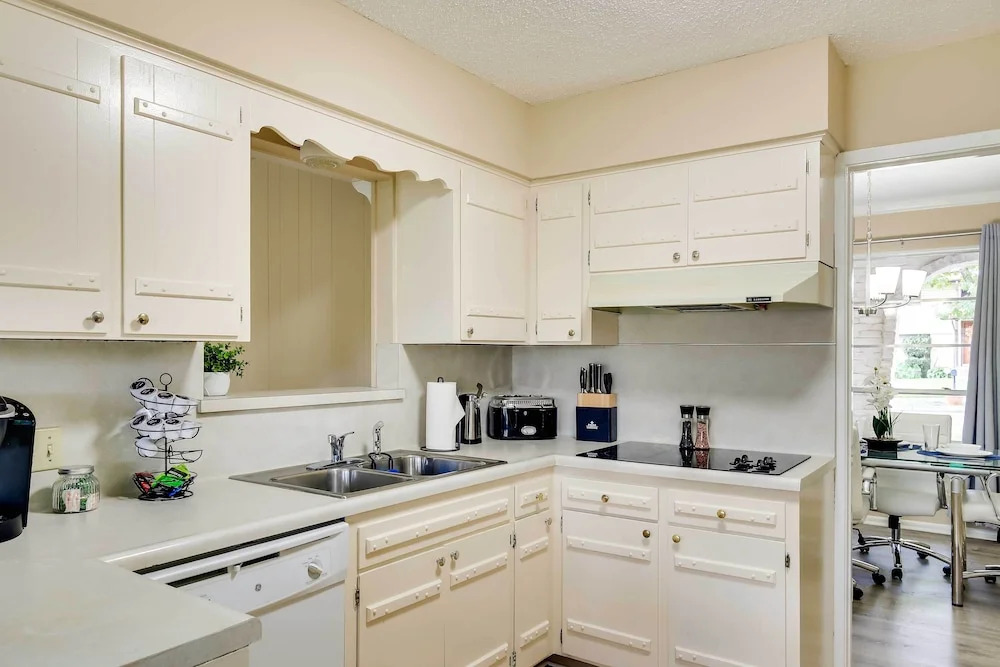 San Antonio Home: Near Nature, Parks & Trails