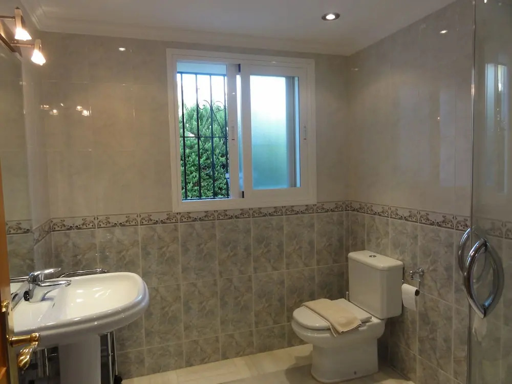 Spacious 5 bed Villa With Private Garden and Pool Close to Puerto Banusmarbella