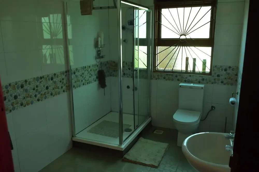 Kampala 5-beds, Sleeps 8 With Garden & Parking