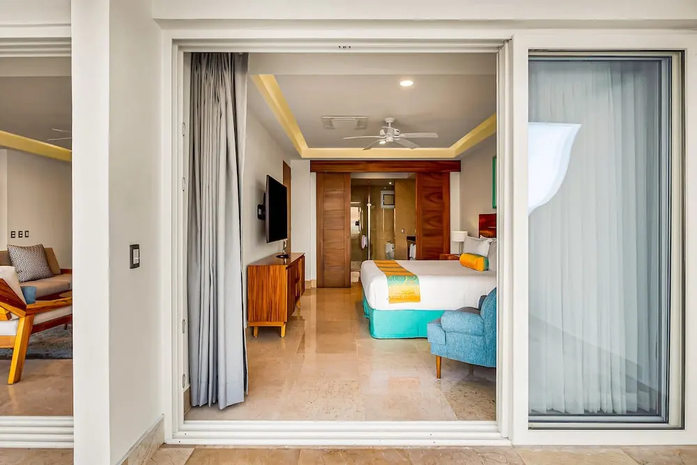 Fantastic Oceanfront Apartment With Balcony, Pool & Central AC