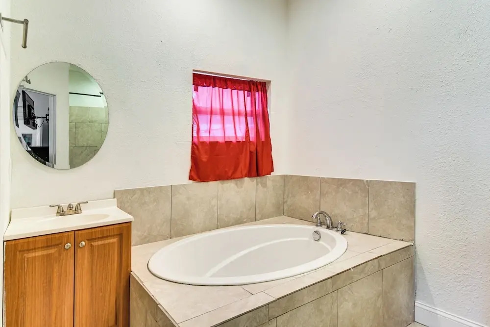 Close to Attractions: Tampa Retreat w/ Yard!