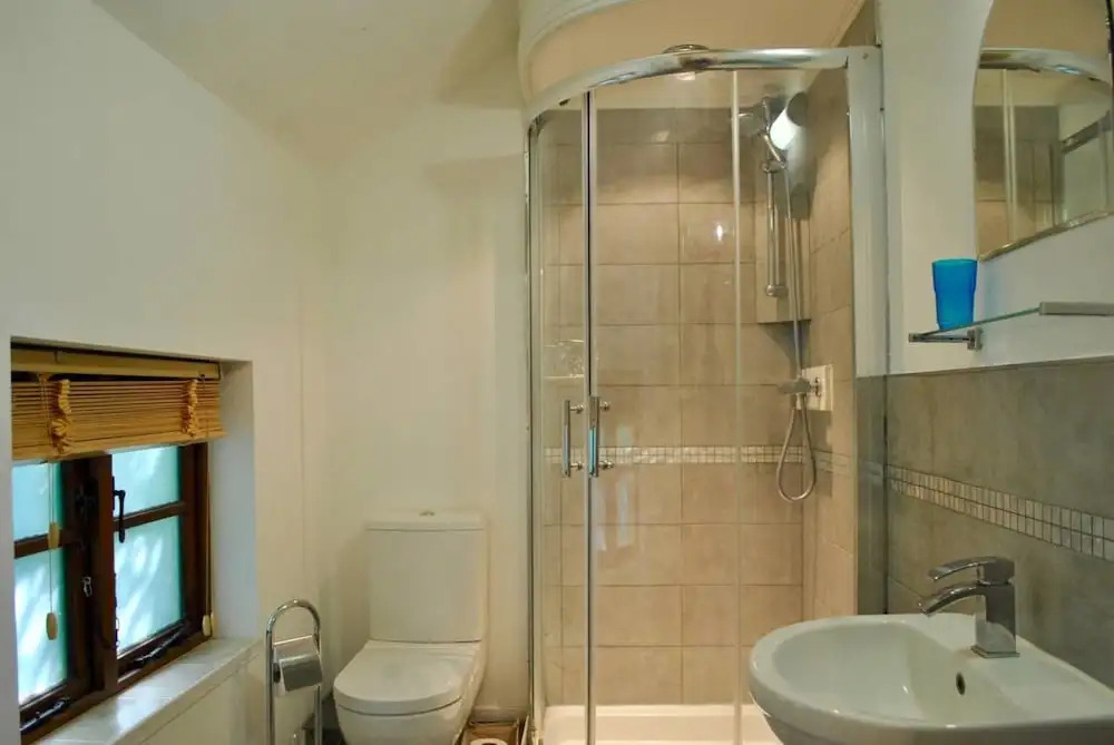 Squirrel Barn. Hi-spec. Hot tub & Wifi. Sleeps 14