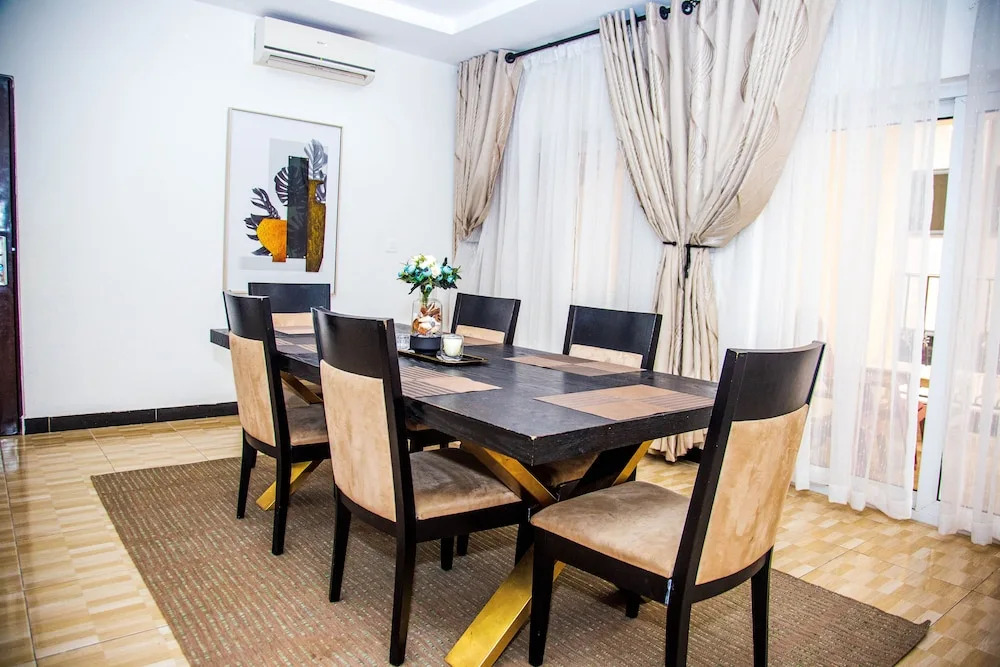 Earls Court Spintex Apartment