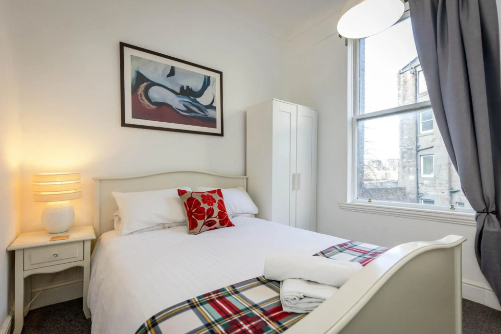 3 BEDROOM EDINBURGH VICTORIAN APARTMENT-6 Beds-Free Street Parking
