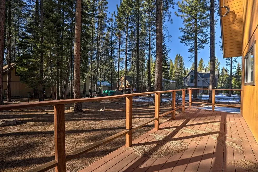 4-season Tahoe Hideaway: 1 Block to Biking!