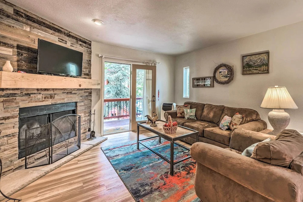 Mountain Lodge w/ Hot Tub, Walk to Grindstone Lake