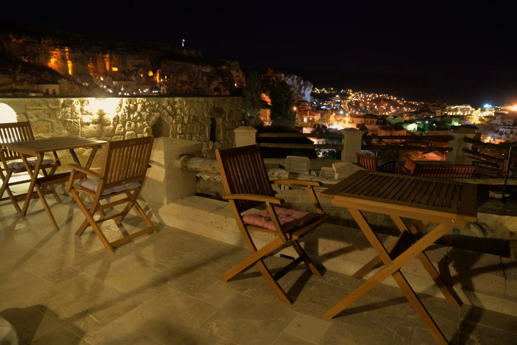 Canyon Cave Hotel