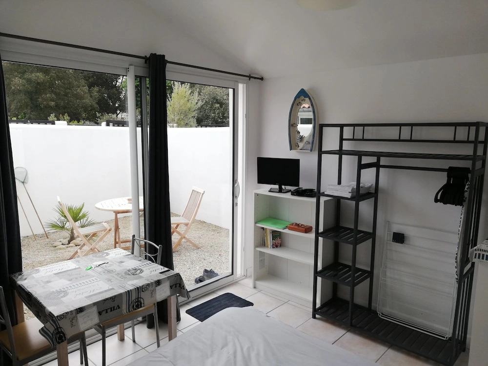 Clos DES Pins , Pavilion for 4 People, in the Heart of the Pine Forest, Heated Swimming Pool