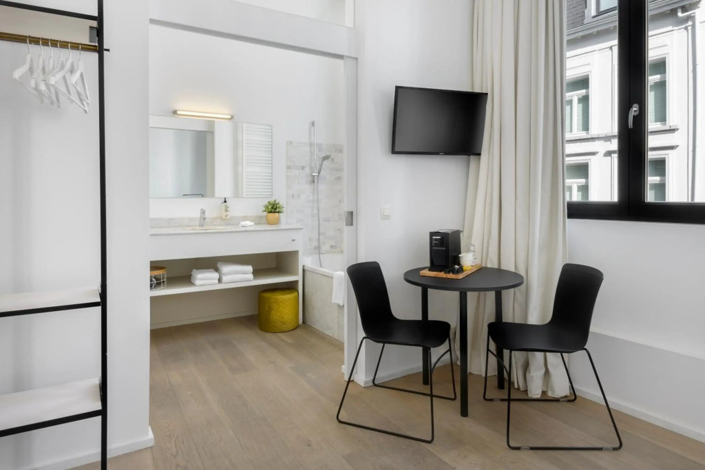 Mellow guesthouse - spacious home for 10 in the city center