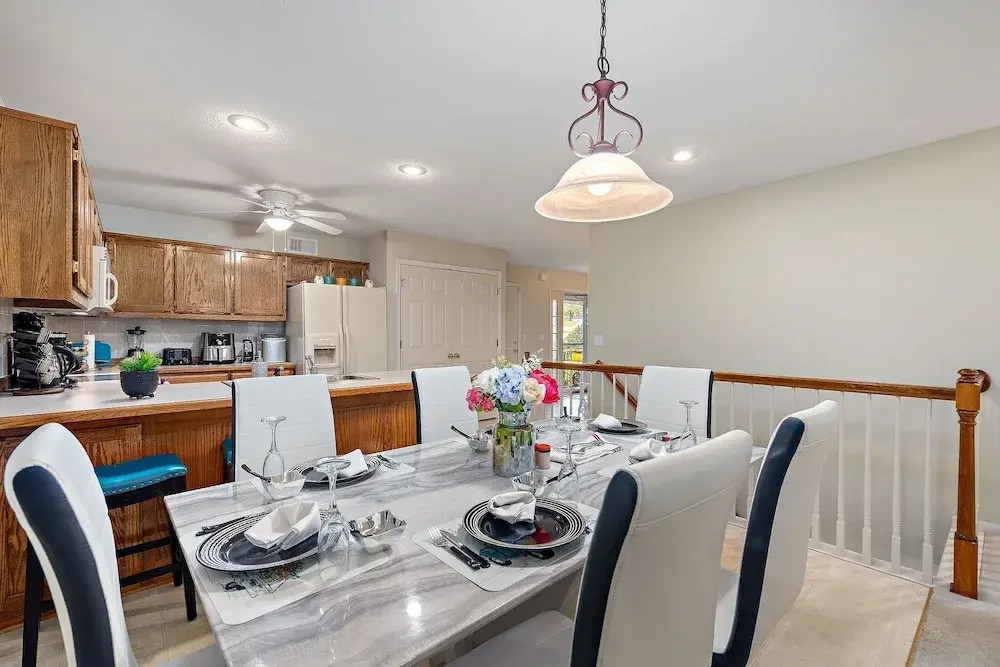 Beautiful Townhome 11 Minutes To Downtown 3 Bedroom Townhouse