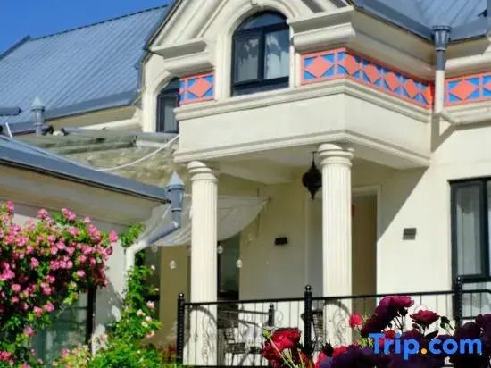 Yining Huatian Bieyuan Homestay (Liuxing Street Scenic Area)
