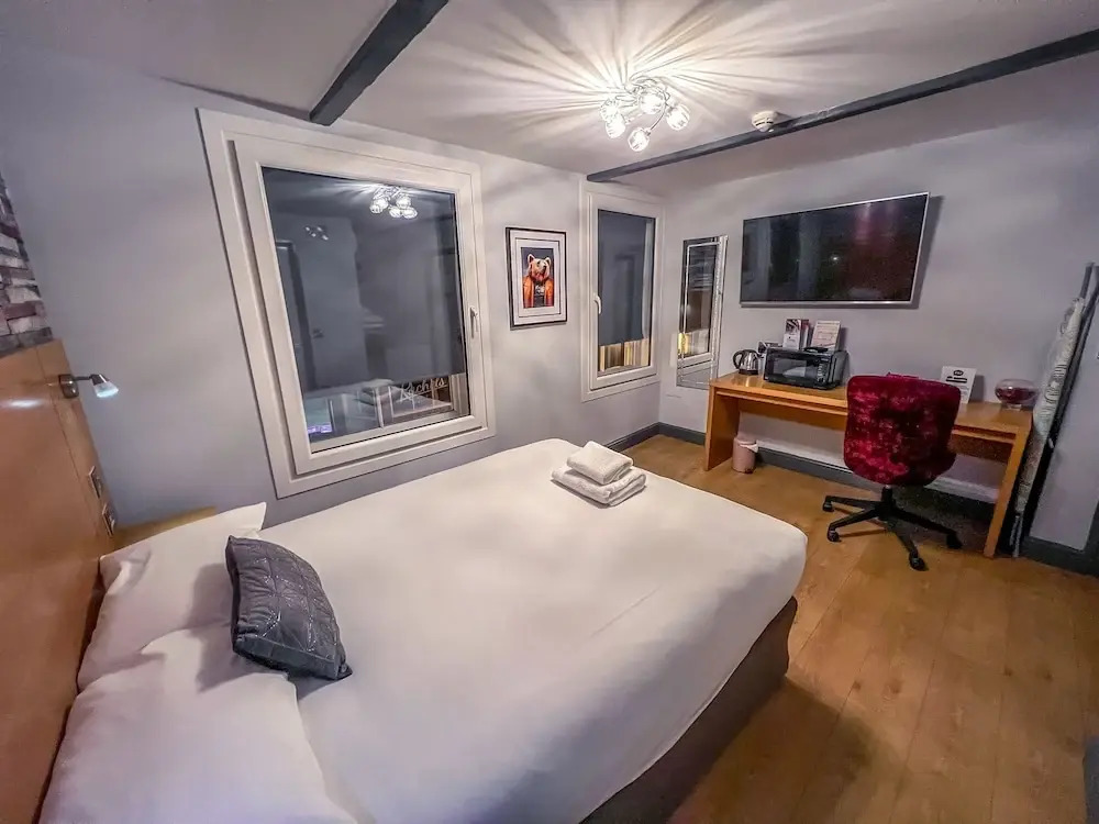 Twenty Hotel & Bar