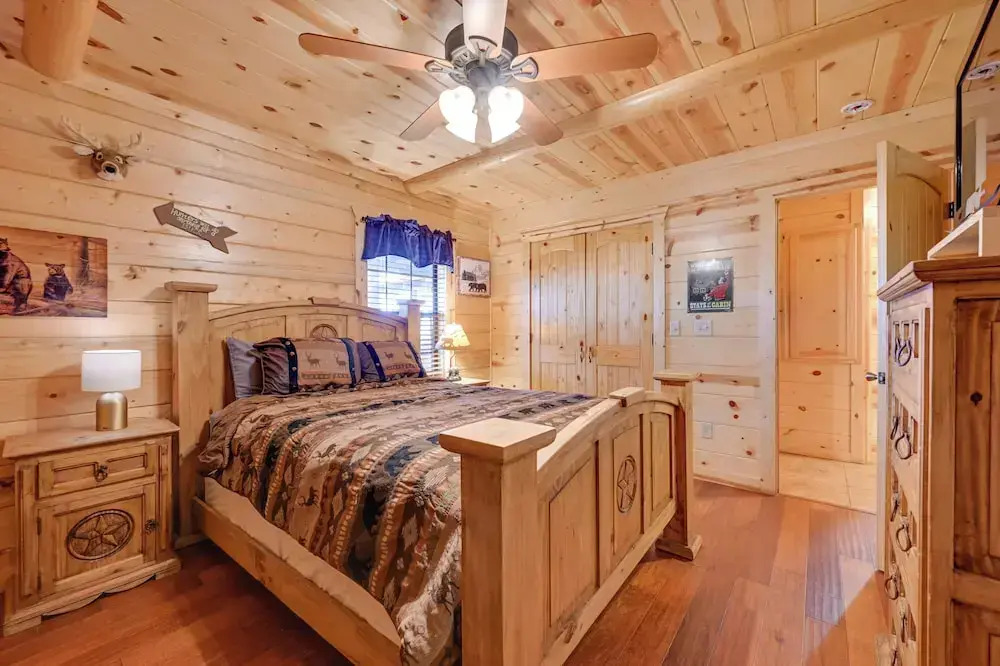 Broken Bow Cabin w/ Hot Tub & Deck - 4 Mi to Lake!