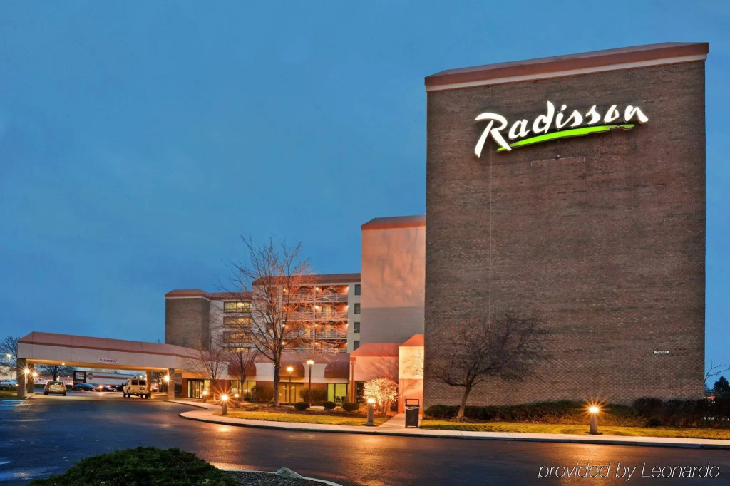 Отель RL Cleveland Airport West